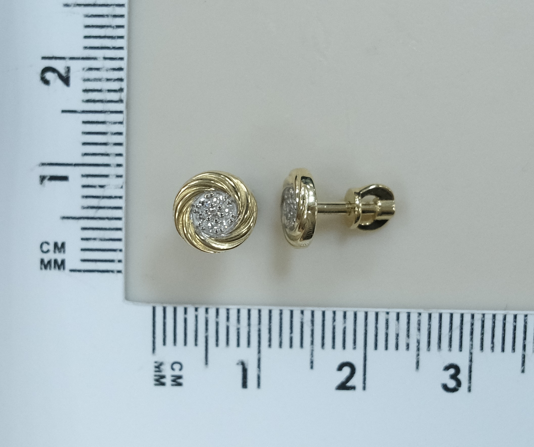 Серьги-пусеты из желтого золота с бриллиантами